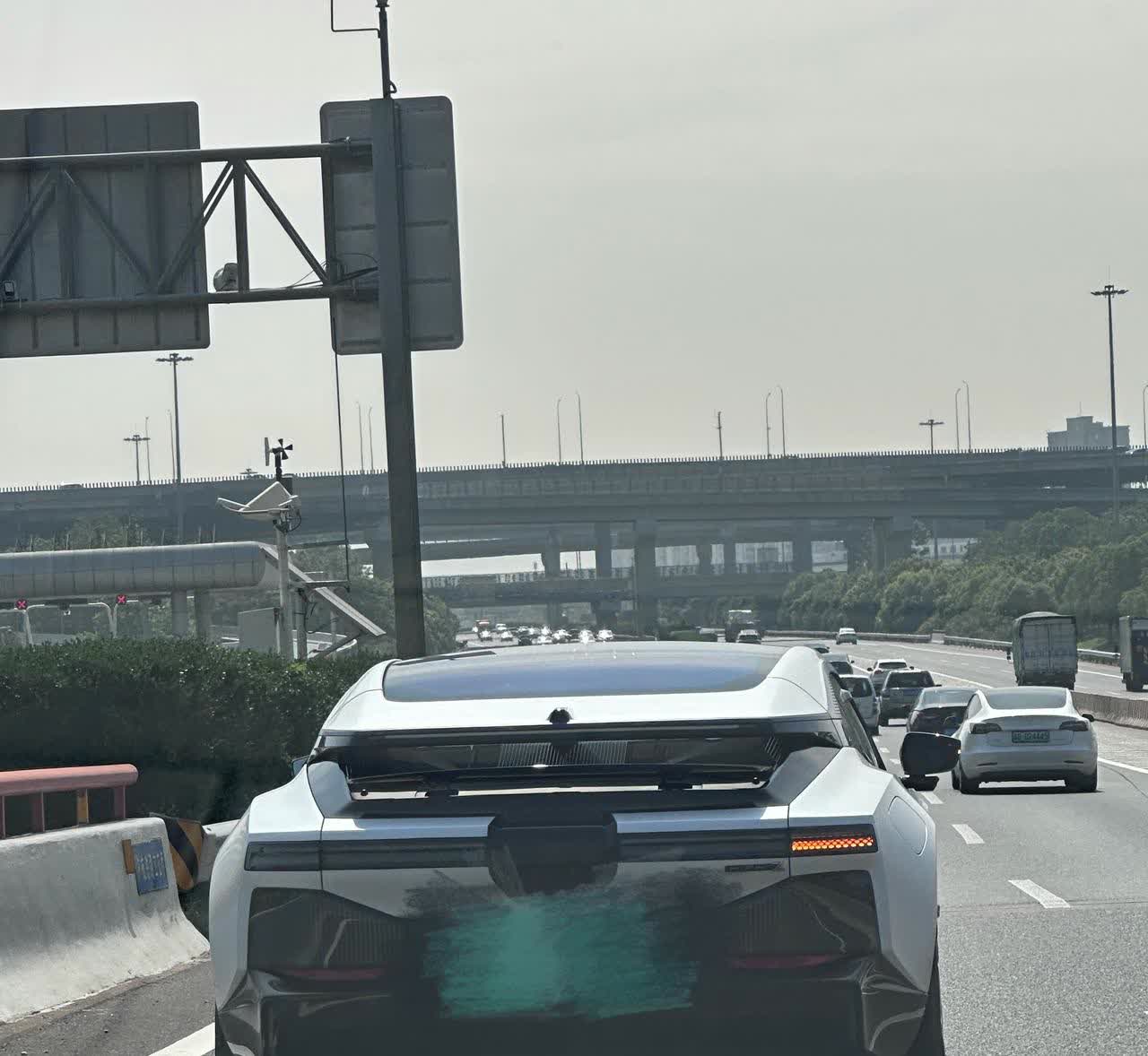 Z原来这辆酷酷的车是高合，搜了一下价格是我买不起的车[汗]