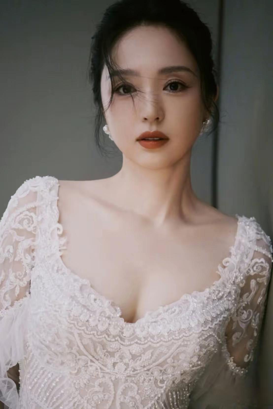这下好了！​不仅高芸翔知道了，​广大网友也全都知道了，张维伊新婚之夜第二天就