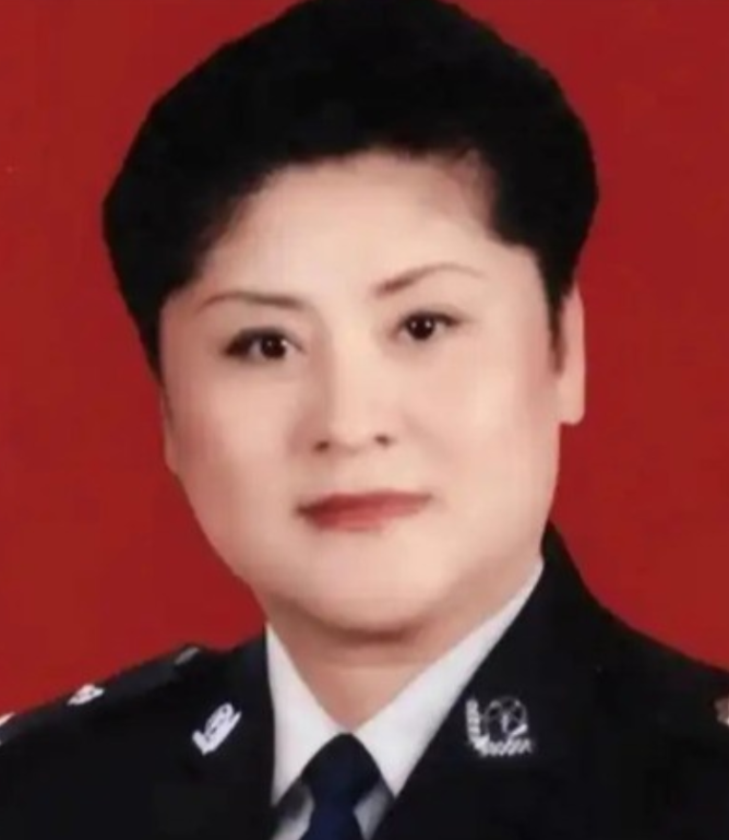 1988年郑州，女警王玉荣结束卧底任务未换警服，遭两名壮汉强行塞进出租车，脖子被歹徒架上匕首。她强忍