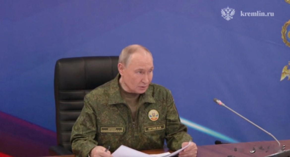 乌克兰要迎来大麻烦了，因为普京突然穿上了军装。熟悉普京的人都知道，他一旦穿上军装