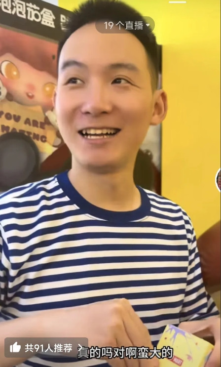 有个哥哥可真好呀！今天父亲节，谢浩男和大妹一起去逛街，哥哥第一次抽盲盒，居然就抽