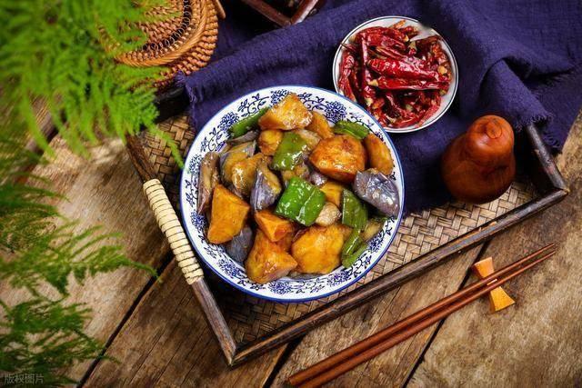 《饭店被点爆的10道菜，很多人一半都没吃过》，在外吃饭点菜，最纠结的不是吃什