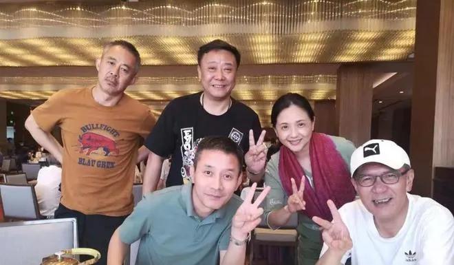 几位老戏骨同框：我只认出了眉黛轻舒、荷骨兰韵的陶慧敏，双手背后、目光沉和的侯勇与