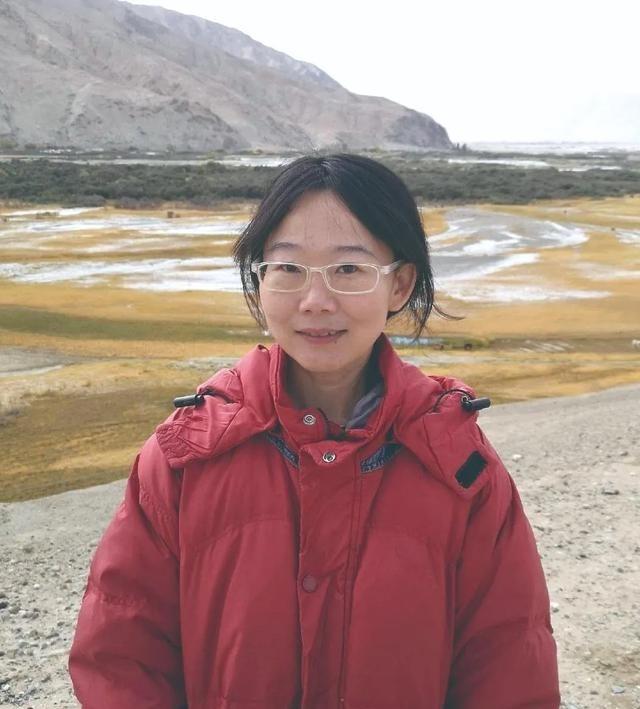 1998年，19岁的李娟在乡村舞会上，对高大帅气的哈萨克族帅哥麦西拉一见钟情，自