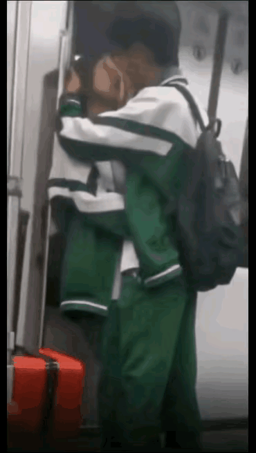 中学生地铁当众亲密，家长一脸无所谓：养男孩就可以放任早恋？刷到这张地铁里中