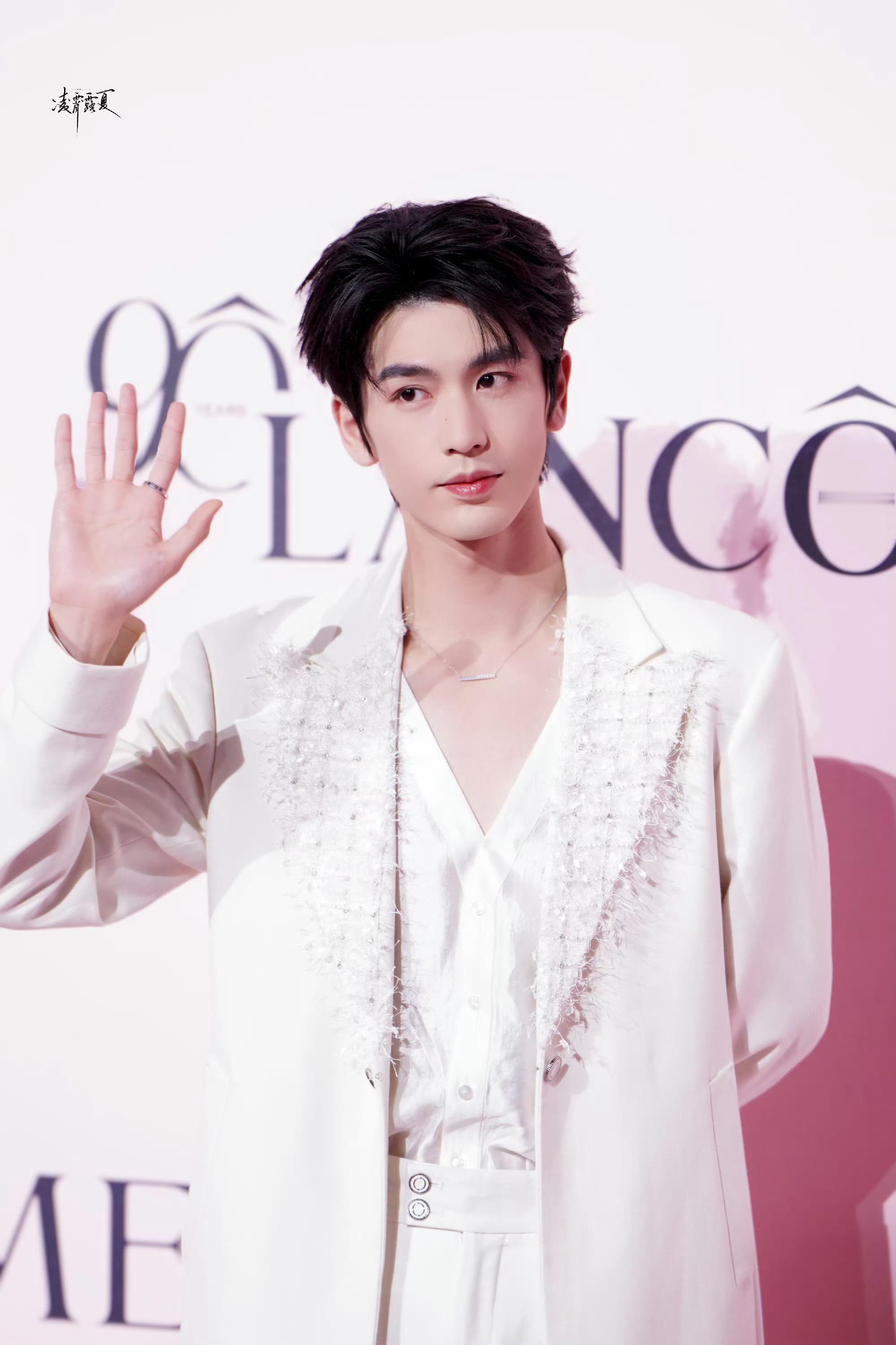 谁来懂一下张凌赫这个深V张凌赫的深V设计太懂怎么抓眼球了！锁骨线条优越又不刻意