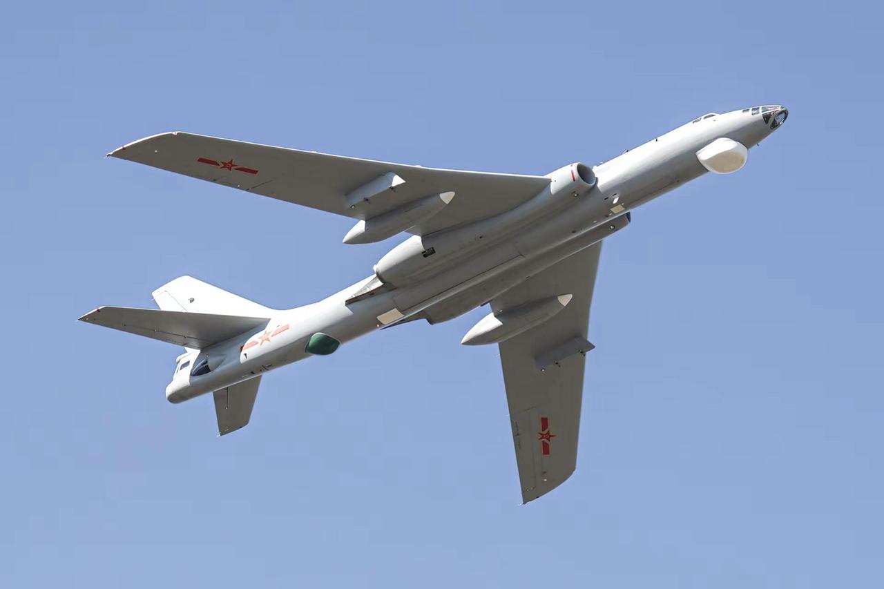 六爷老当益壮轰六低空通场。原创航空摄影作品轰六轰战机六爷航空摄影