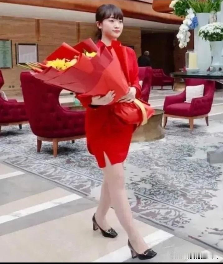 一袭中国红，最是东方韵当一束明艳的中国红闯入视野，我们很难不被这抹端庄又灵