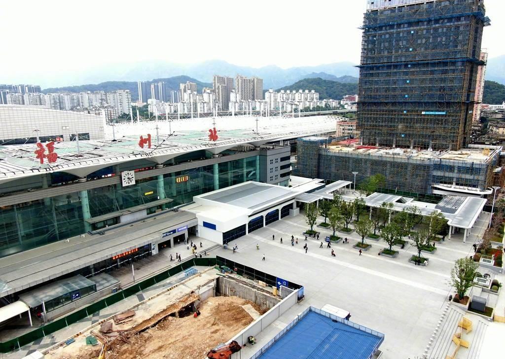 【福州火车站周边改造焕新】近日，经过福州火车站的人会发现新的“风景”，以前拖着行