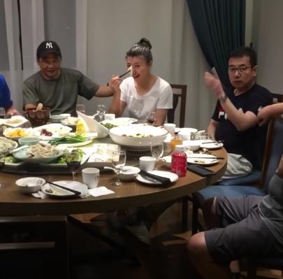 饭局上，闫学晶淡定地嚼着饺子，两边的男人却慌了，压着嗓子喊“别拍了”。私人饭局