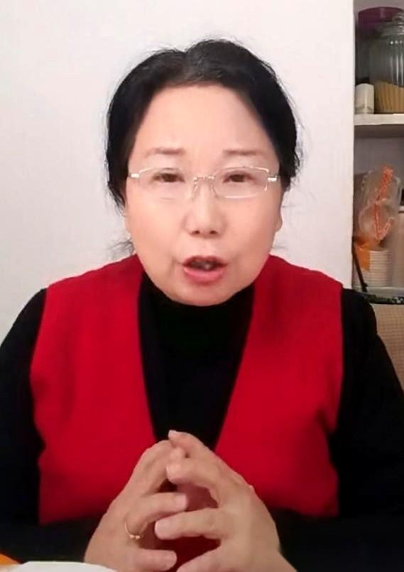 杜大娘那边终于有动静了。老郭先甩出一张旧照片预热，晚上俩人就开了直播，结果镜头