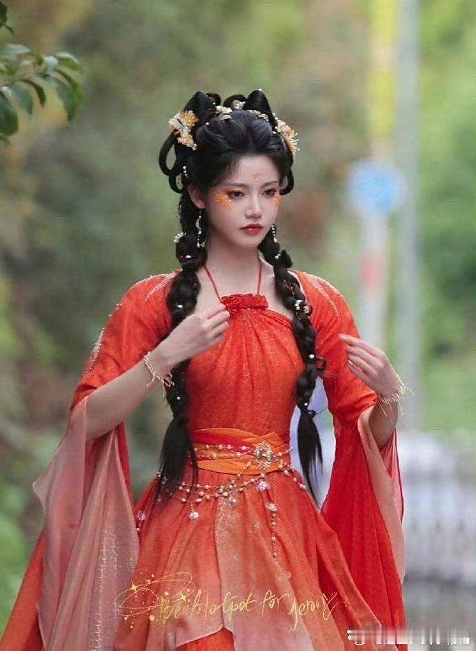 现在的古装剧，太时髦了，肚兜都可以外穿了。​​​