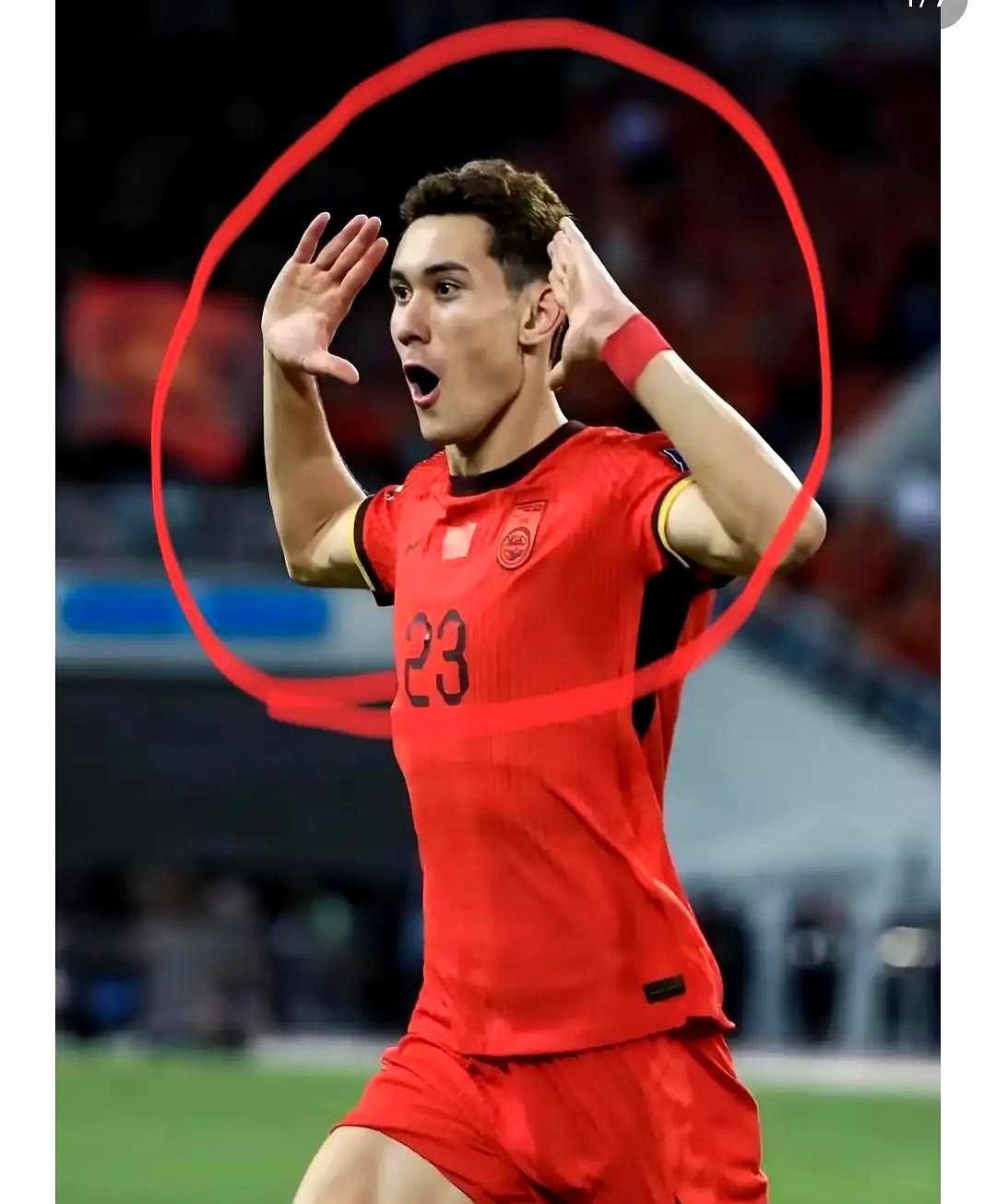 一拳下去，他把自己打没了昨晚补时第88分钟，拜合拉木抡臂砸向李松益腹部，V