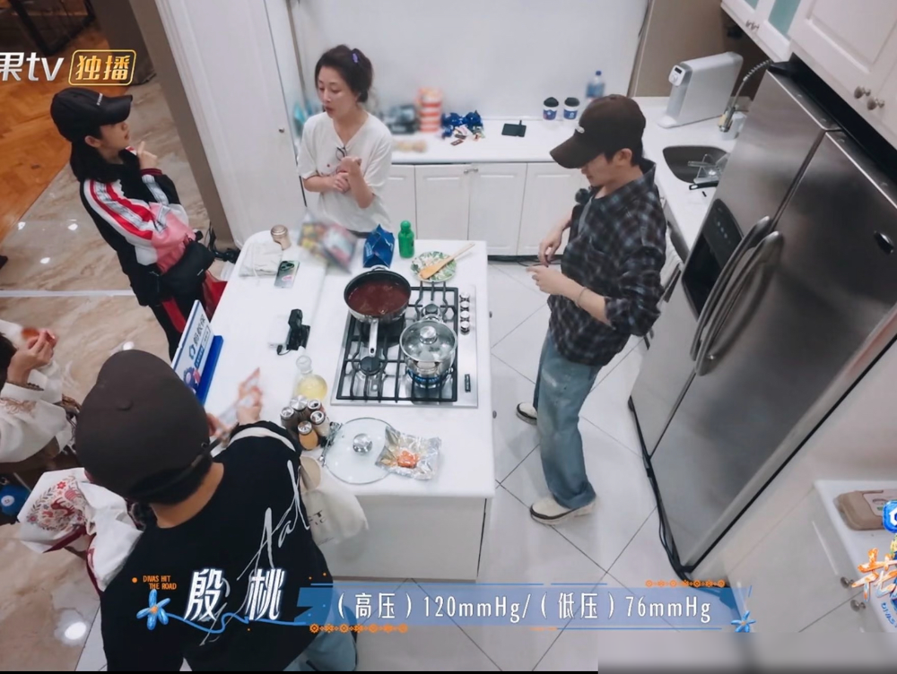 46岁的殷桃把吴君如胳膊一架，血压计绑得比护士还利索，全车人都看愣了。《花少8》里她话不多，每天第一