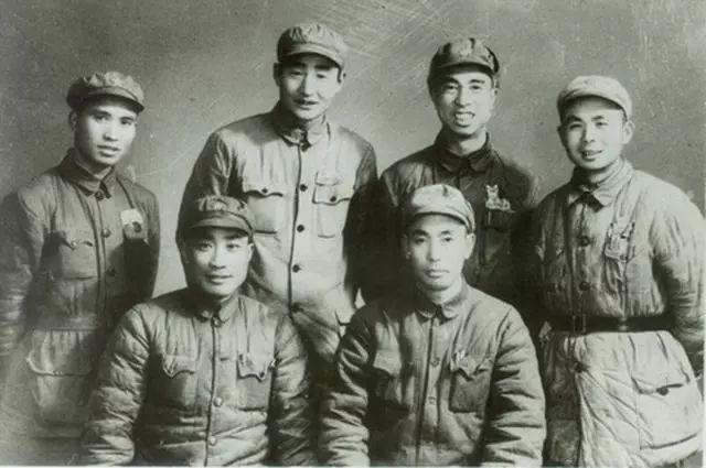 1950年1月，十八军主要领导受领进藏任务后合影留念。前排左起：军长张国华、政委