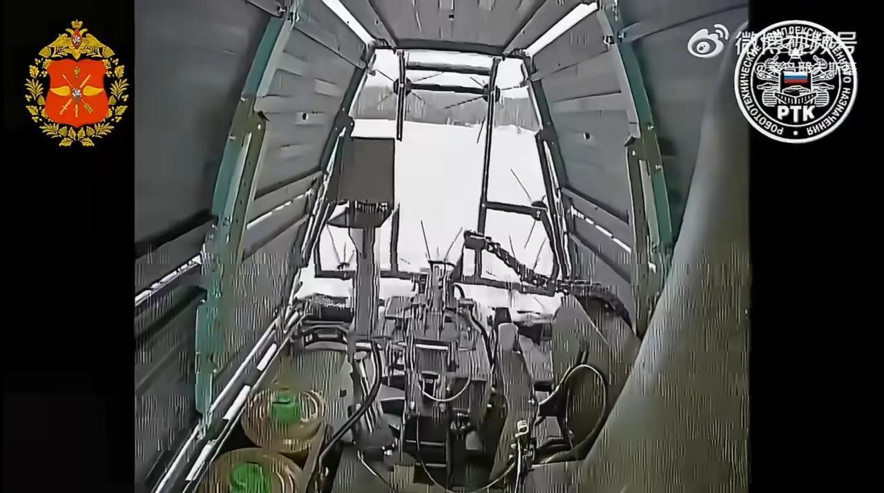 俄军给无人地面车辆都装上了无人机防御装备，这一方面说明无人机对地面行动造成的影响