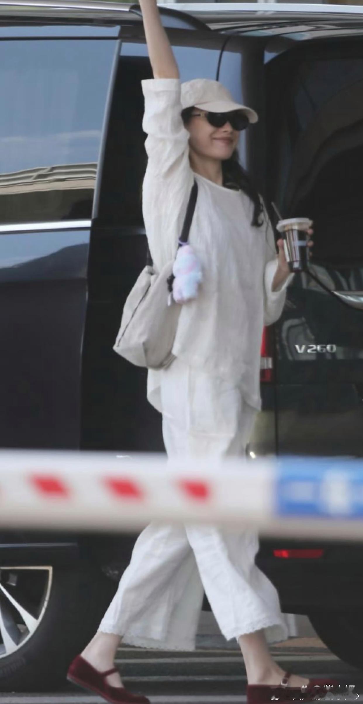 倪妮的高级松弛感随处可见啊！​​​