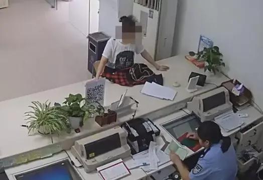 这是时间久了，有感情了？一本假户口簿压在箱底十五年，女子竟真当成了真证，窗口民警