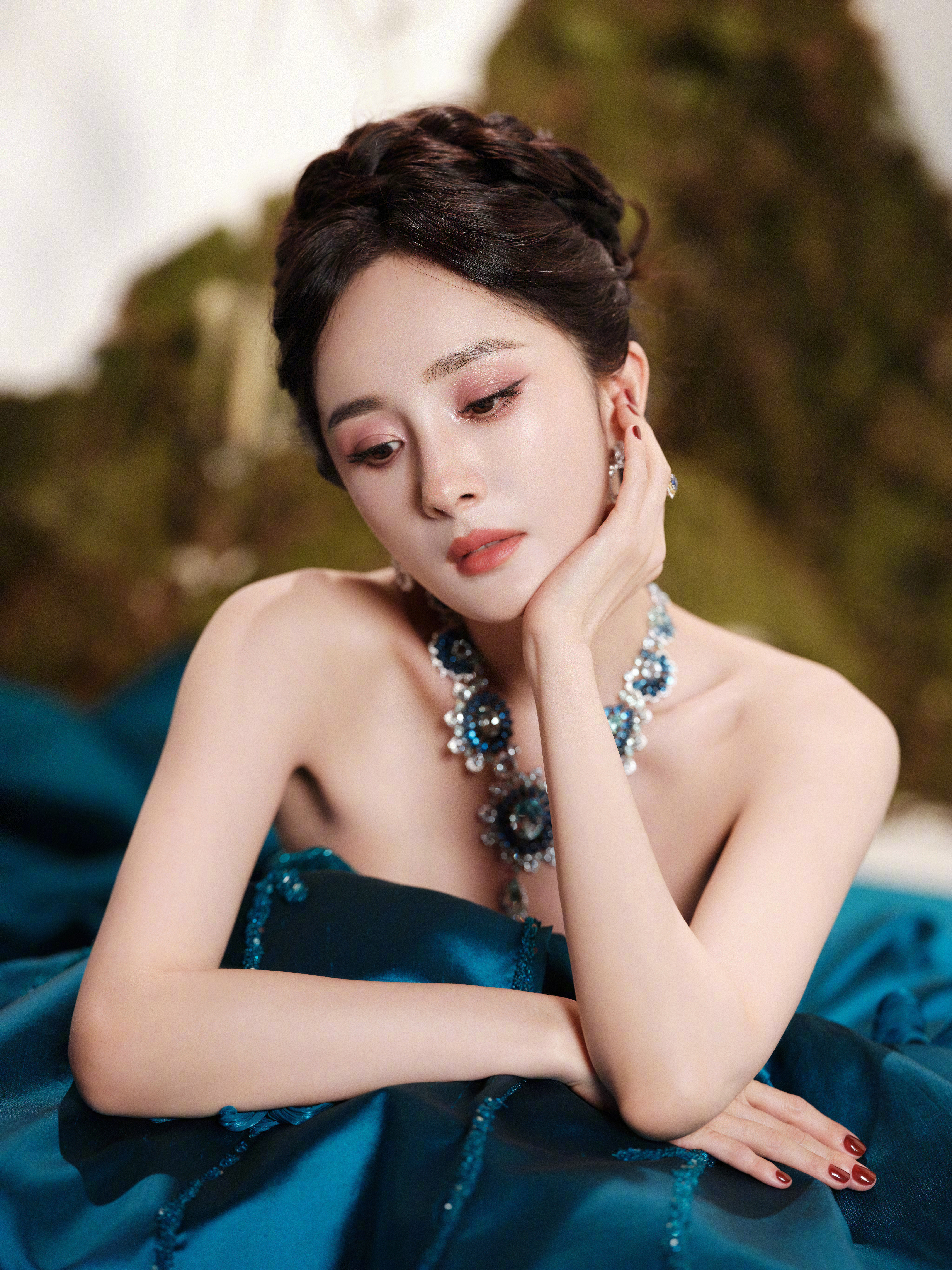 杨幂蓝孔雀女王还得是幂幂啊​​​