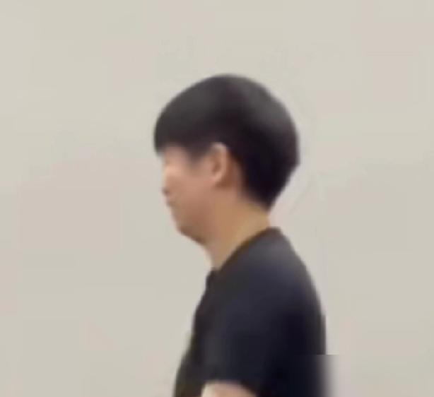 主持人莎莎这碗“独立女性”的饭，吃得就离谱。一边高喊“自渡重生”，一边跟男友黏糊