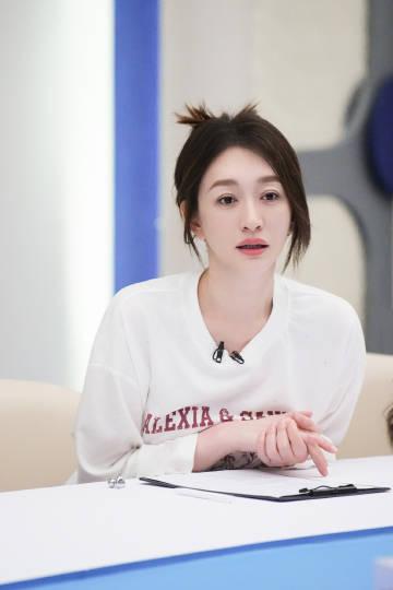 李小冉很怕二公演出的时候再被大家嘲笑跑调难听，为了给大家一个惊喜，她在浪姐放假期