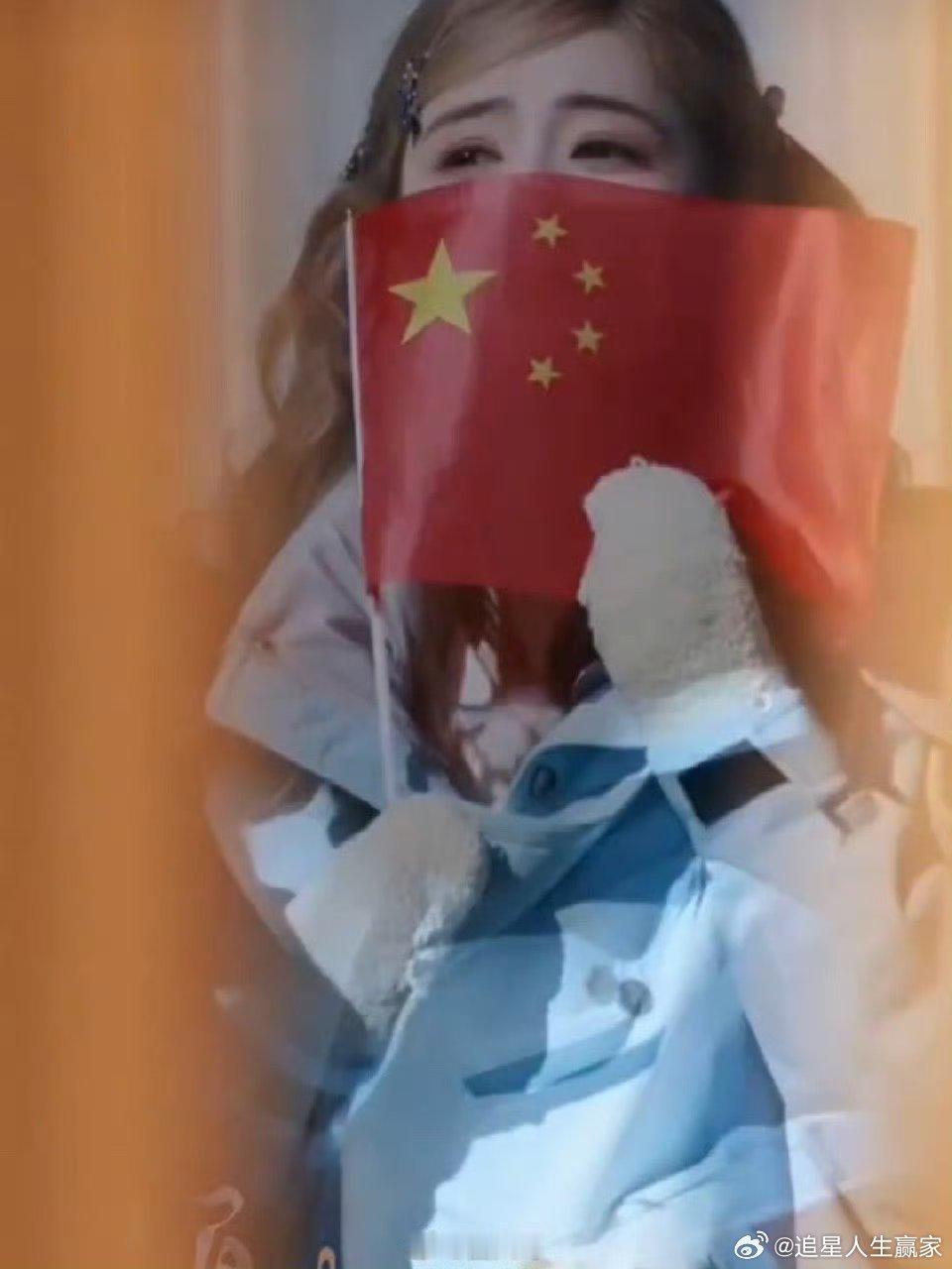 白鹿看升旗哭了感觉鹿鹿是一个表面大大咧咧不计较的妹子，但是内心还是蛮细腻敏感的女