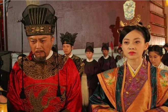 1562年，李太后正在寝宫用膳，刚把一口鱼汤送到嘴边，突然身边伺候的宫女就发出呕