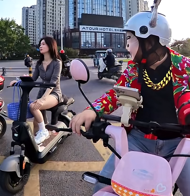 这个女的骑的什么牌子的车，怪好看