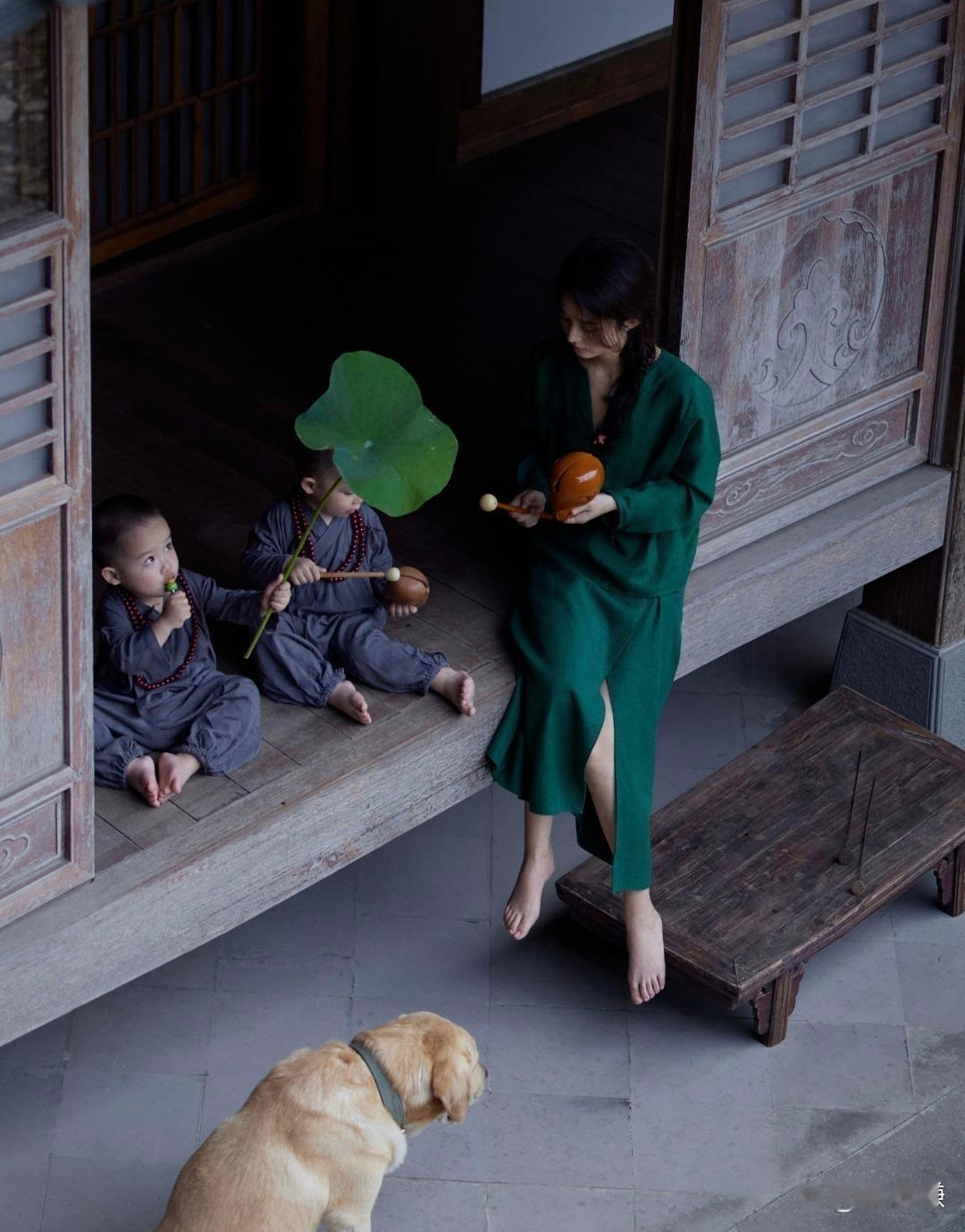赵丽颖这组写真氛围感拉满，气质温婉恬静，小脚娇俏，伴着两位小和尚，画面唯美动人。