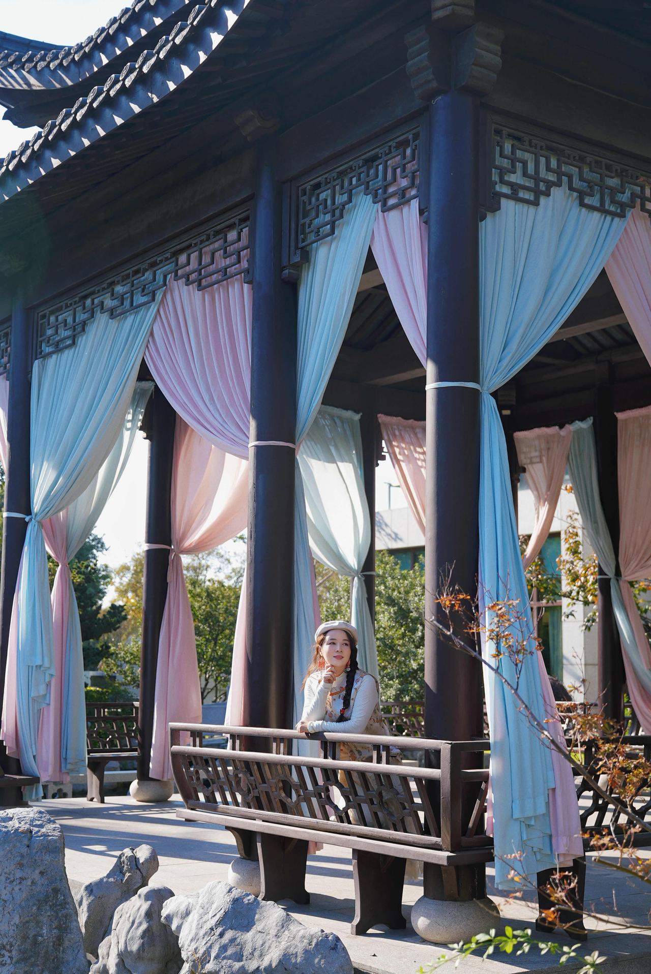 不是所有早餐都叫“扬州早茶”。🍵早茶不将就，在园林中慢启一天小桥流水、亭