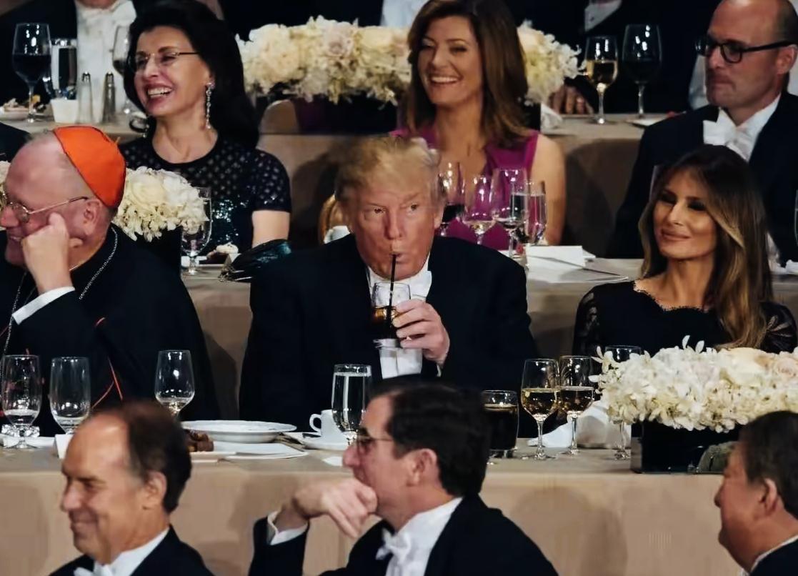 特朗普喝可乐🥤的表情，是不是挺有意思啊？特朗普这眼神和表情看上去像什么呢？