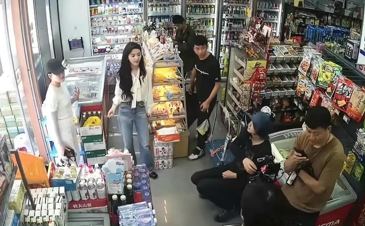 太接地气了居然亲自逛超市