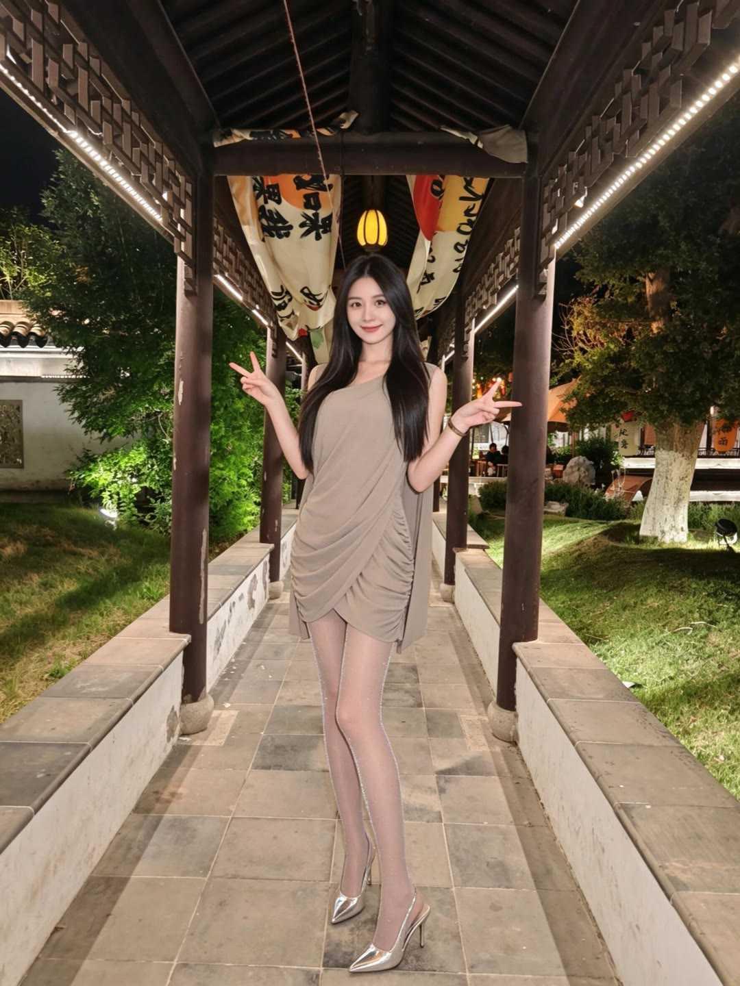 新中式长廊氛围感穿搭，温柔又显贵。夏夜漫步古风长廊，浅卡其斜肩褶皱短裙太适配夏日