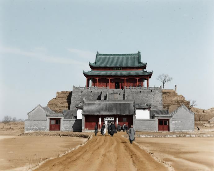 这两张照片里的龙亭，飞檐翘角是清道光年间的模样，可它脚下的土台，却压着千年的帝王