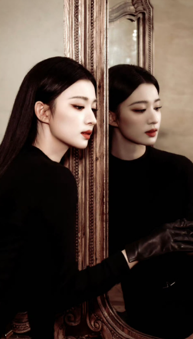 朴素妆造（黑长直+裸色唇彩）反向突出立体骨相，被化妆师验证为“骨相提亮优于色彩叠