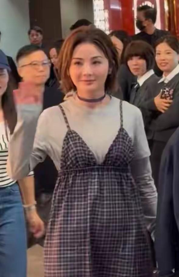 赶紧生吧，再不生真的没机会了！阿Sa，蔡卓妍。今年43岁。在2026年4月28日正式官宣结婚，丈夫是