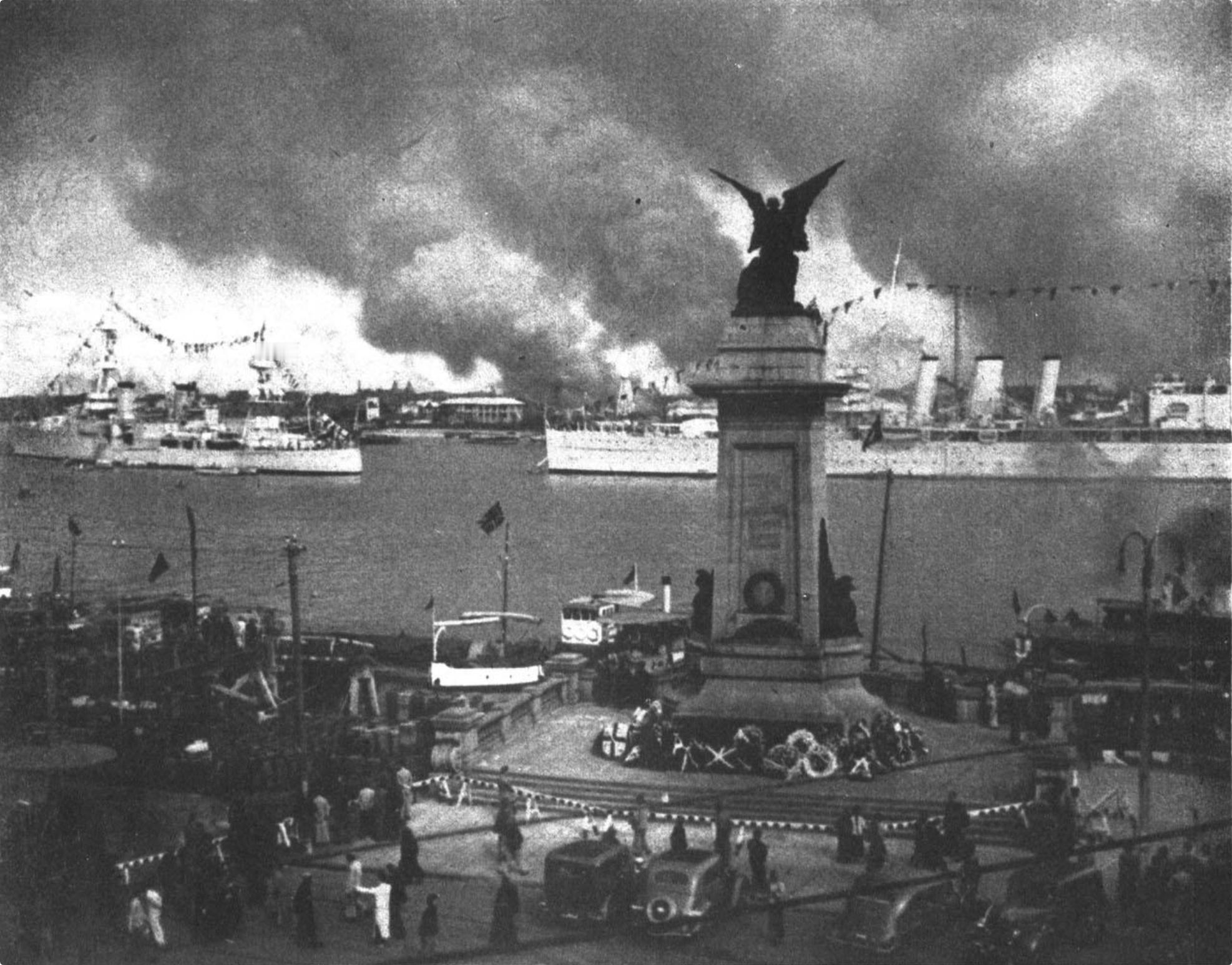 1937，淞沪会战期间，上海外滩，纪念第一次世界大战中死难的上海侨民的“和平女神
