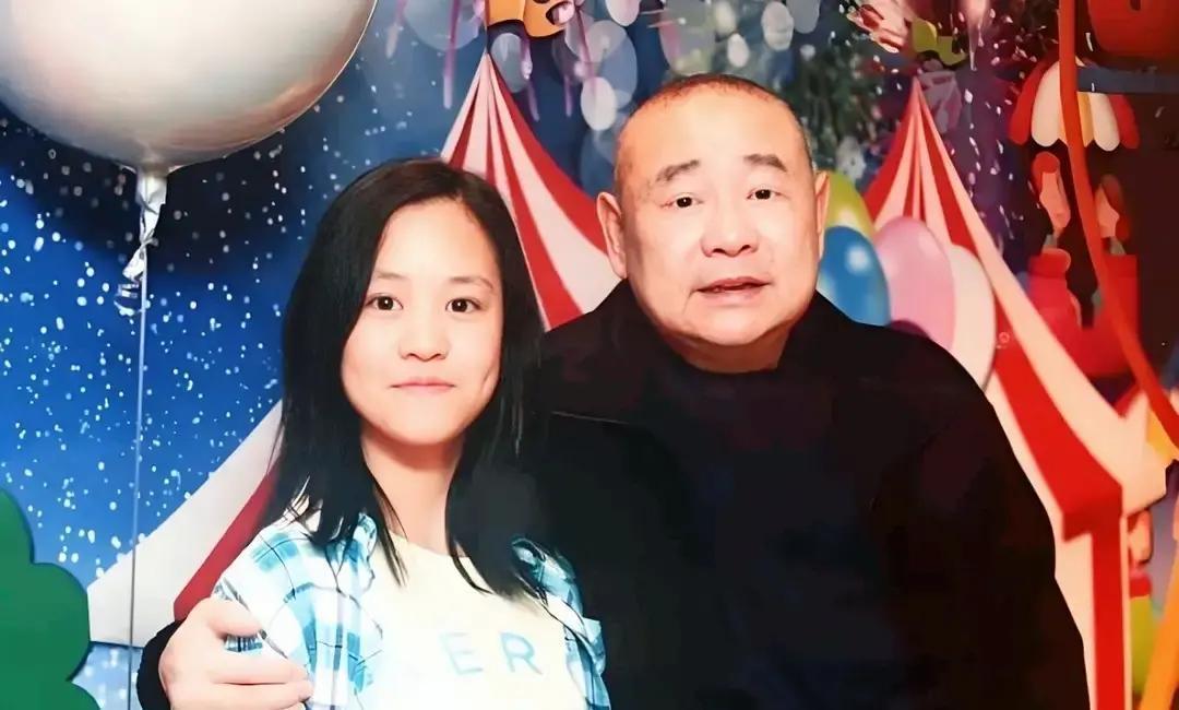 “刘銮雄亏了180亿”刷屏？别急，他闺女这波操作更炸。21岁的刘秀盈，直接