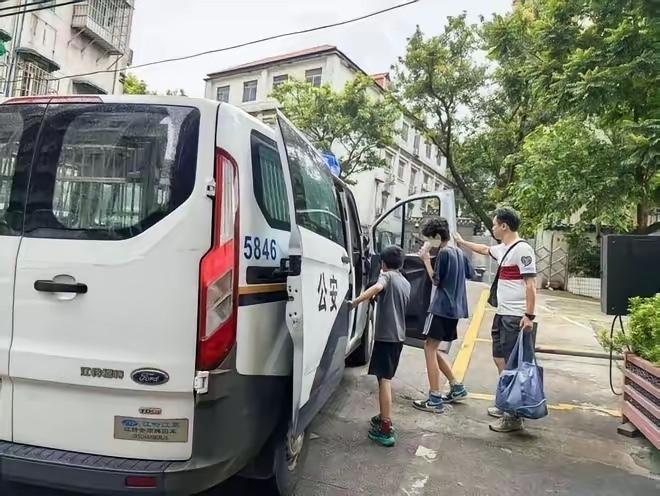 广州荔湾，俩男孩千里迢迢来投奔亲戚过暑假，结果亲戚竟把他俩丢在出租屋跑去深圳打工
