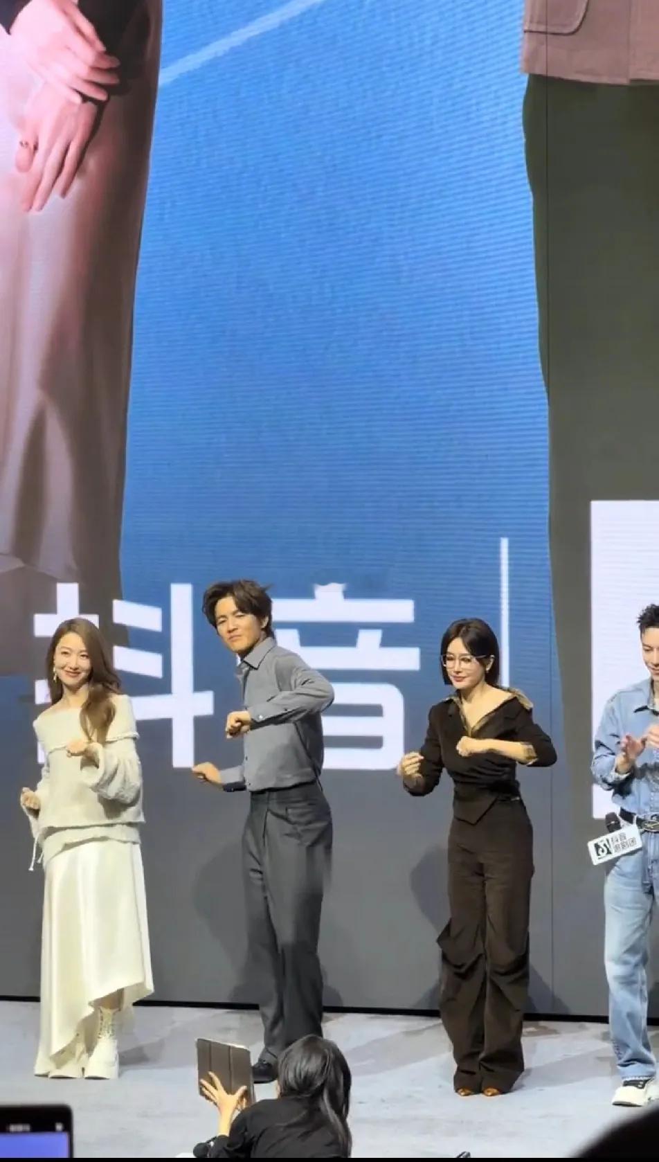 白冰才是骨子里的媚，是柔媚，温润如水的感觉，从不故作媚态，却有浑然天成的柔媚劲儿