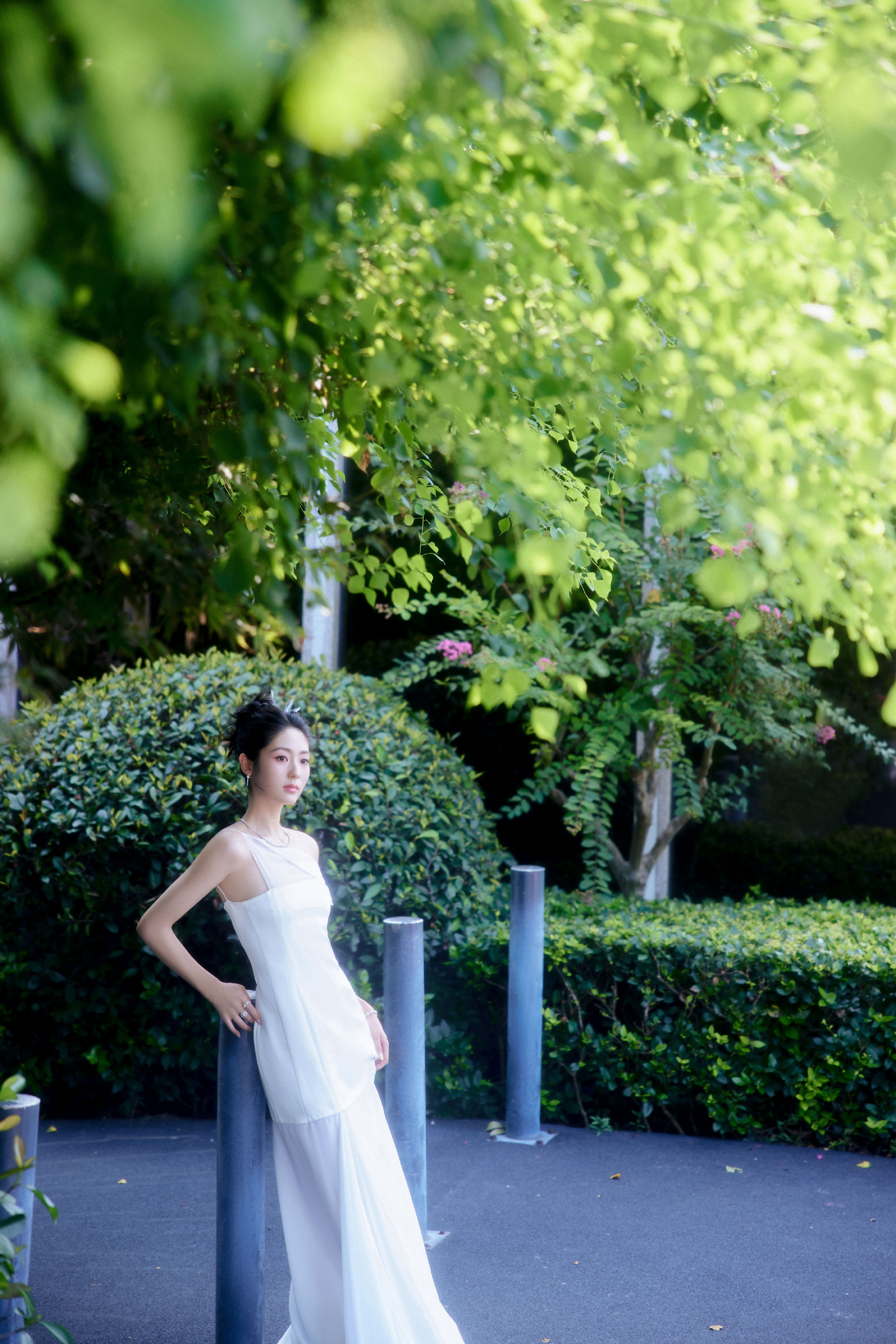 邢菲，一身白色抹胸裙，静谧之秋格调流转