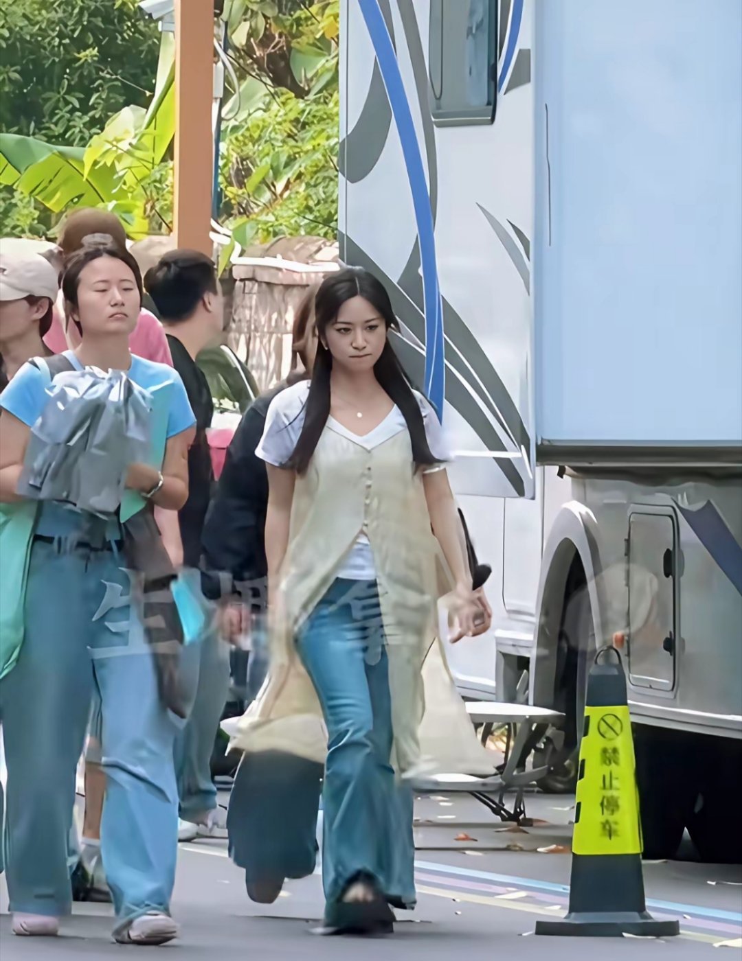 到底谁在捧沈月？路人视角太普通了！不是一般的矮，像小孩偷穿妈妈的衣服一样！她的仪