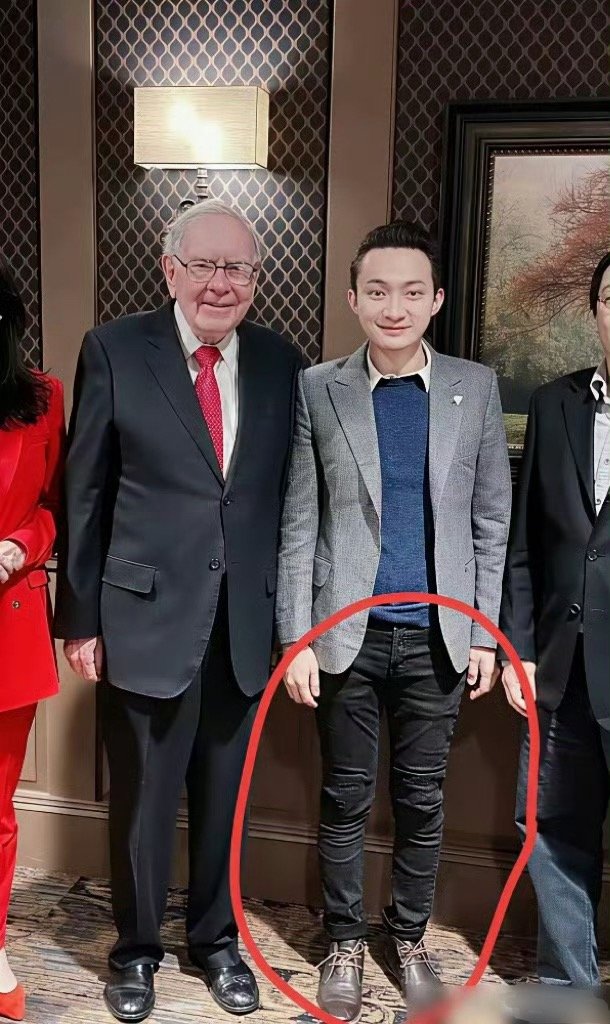 孙宇晨花三千多万请客吃饭的男人，落座时大腿上竟然勒着一条廉价紧身裤。​​​