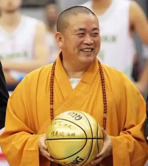 释永信被抓了，娱乐圈有个女星要瑟瑟发抖了。有个国民级别的女星，成名前就有个非婚