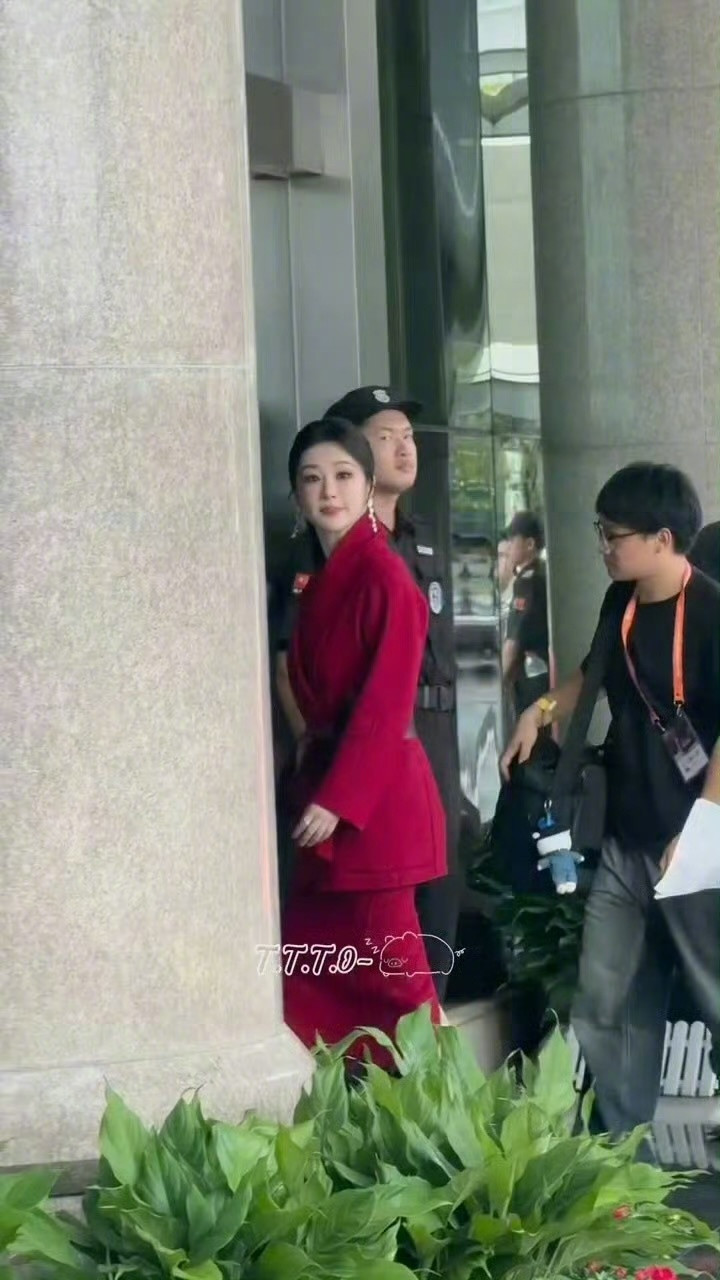 杨紫金鹰奖晚宴造型路透，以大红礼服亮相，气势如虹，看好杨紫拿奖吗？​​​