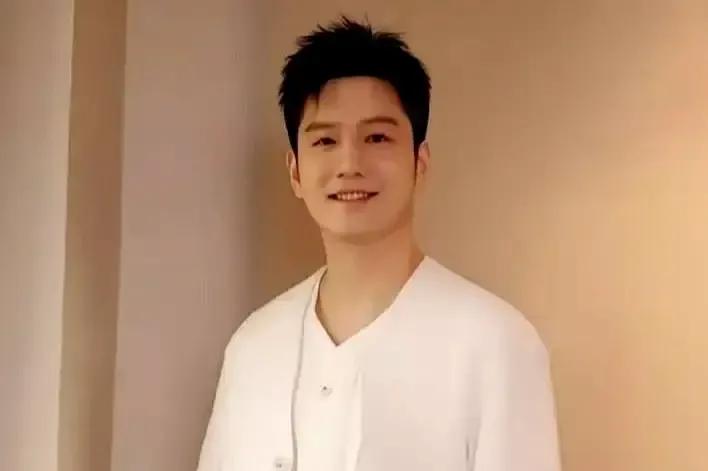 马龙接受采访，被问到和樊振东对打的感觉，他直接说现在对面每一板都带着压迫感，节奏