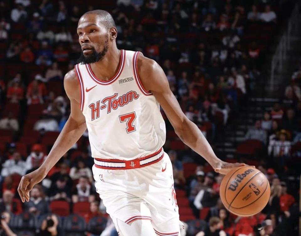 4月29日消息，据知名NBA记者JakeLFischer与Michae...