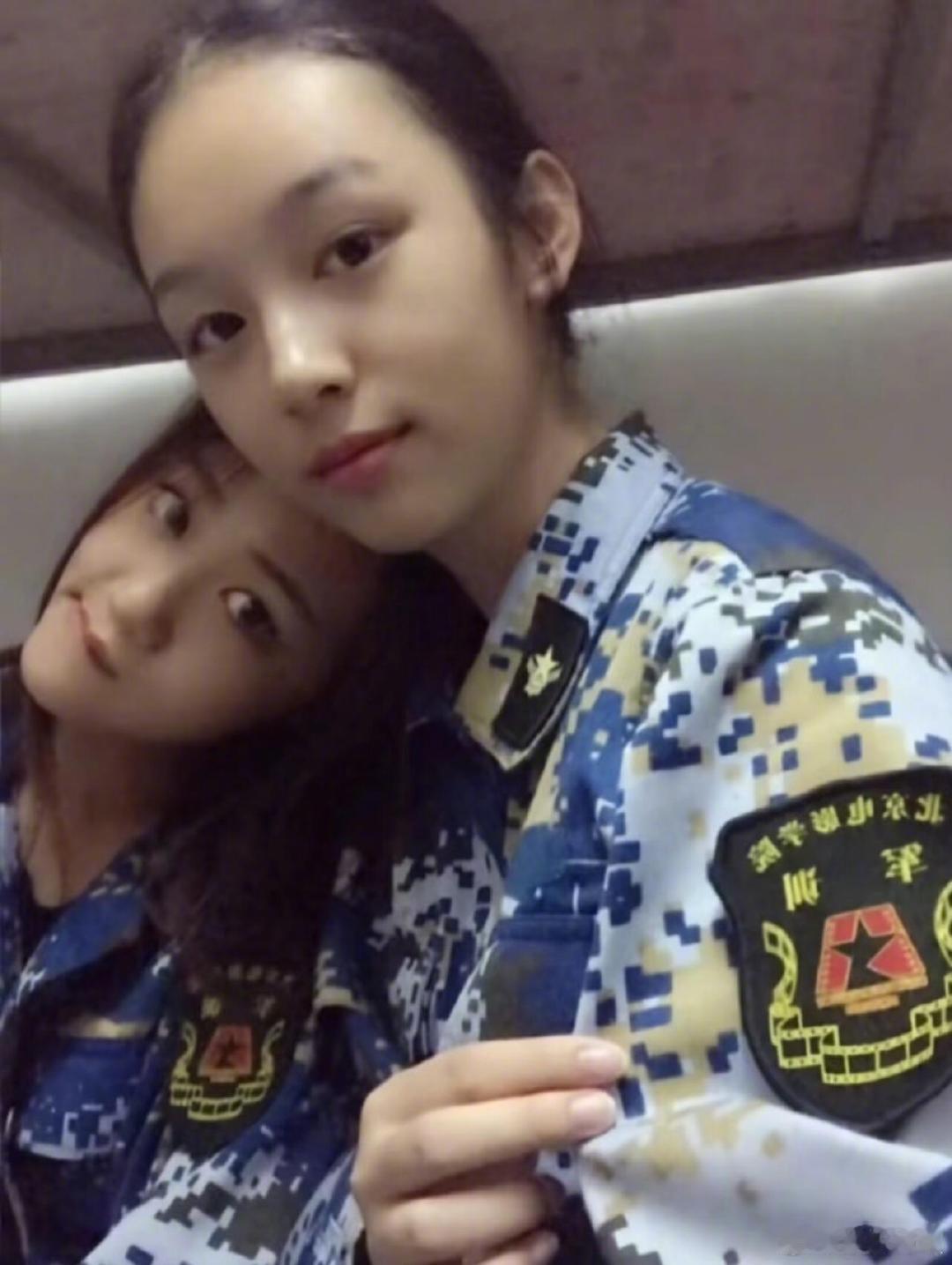 周也从小就有把妹王的潜质考古周也的童年旧照也太惊喜了！原来“把妹王”的潜质早就