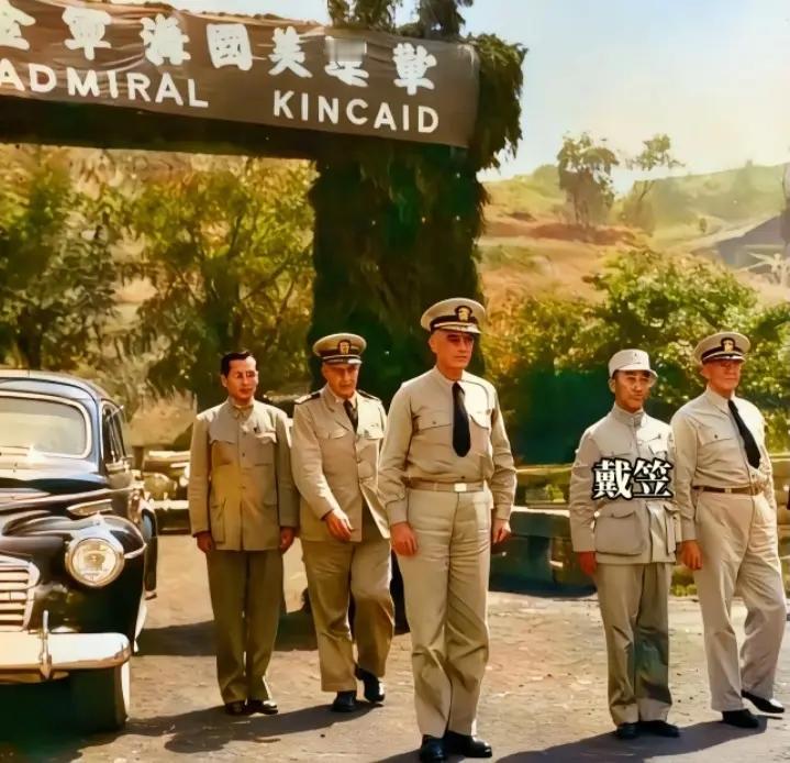 40年代，美国海军上将托马斯·卡森·金凯德访问重庆，戴笠陪同这一幕颇具历史意味。