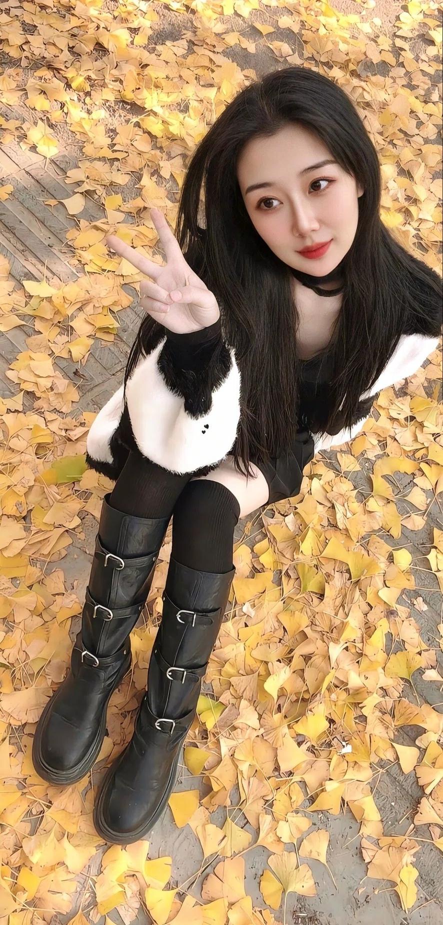 秋日暖阳下的少女，黑靴与黄叶相映成趣，甜美比Vpose，元气满满！🍂💖